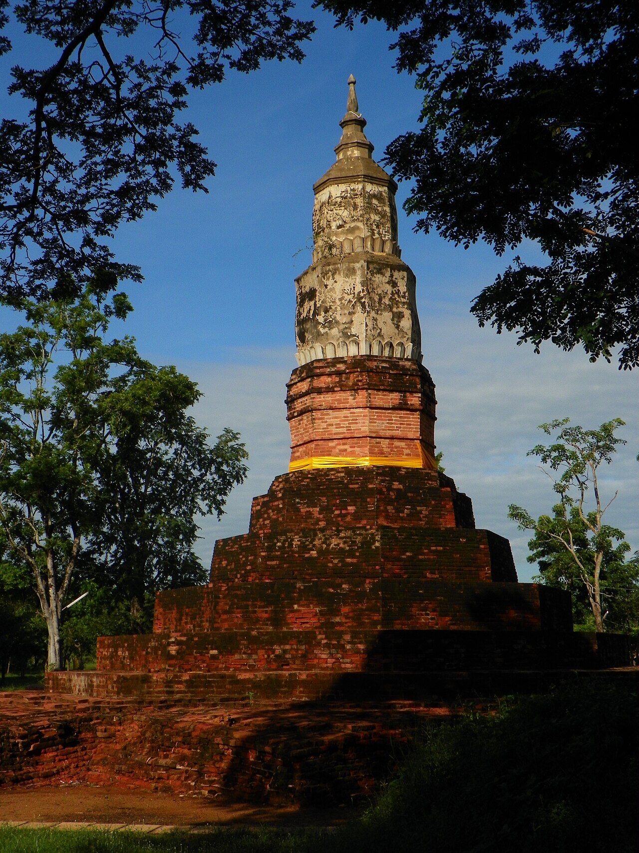 เมืองฟ้าแดดสงยางและพระธาตุยาคู จังหวัดกาฬสินธุ์ — ภาพถ่ายสถานที่จริง