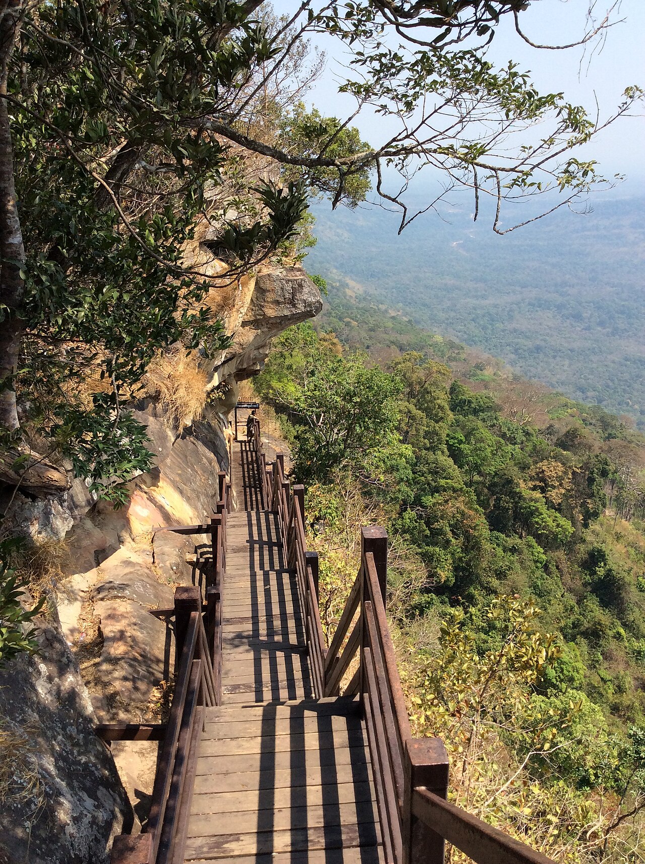 ผามออีแดง อุทยานแห่งชาติเขาพระวิหาร จังหวัดศรีสะเกษ — ภาพถ่ายสถานที่จริง
